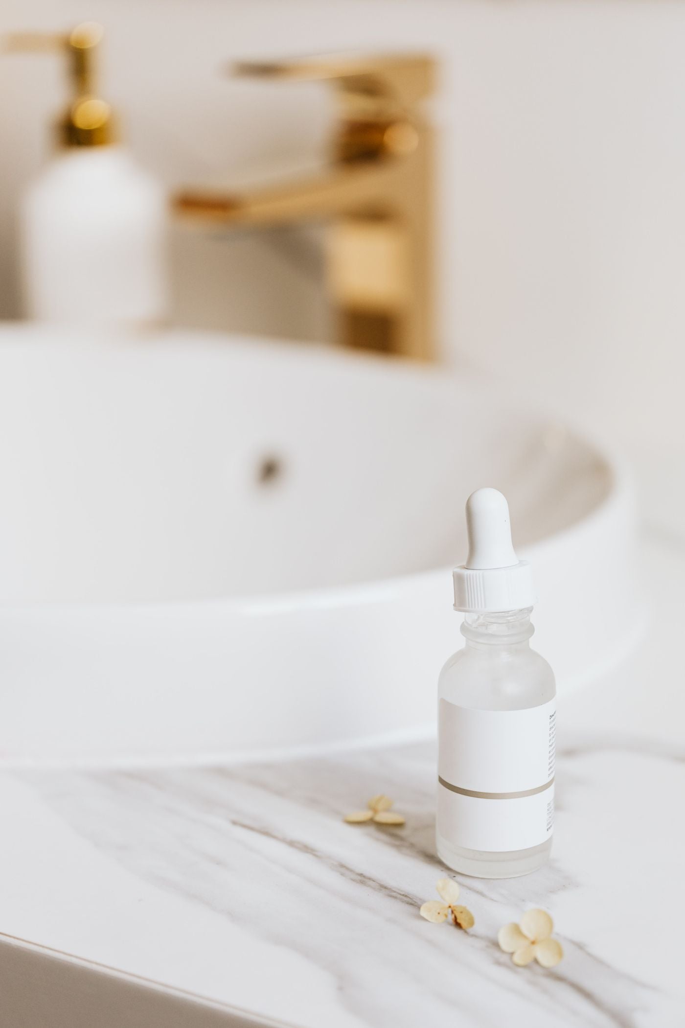 Minimalistische Skincare Routine im Badezimmer