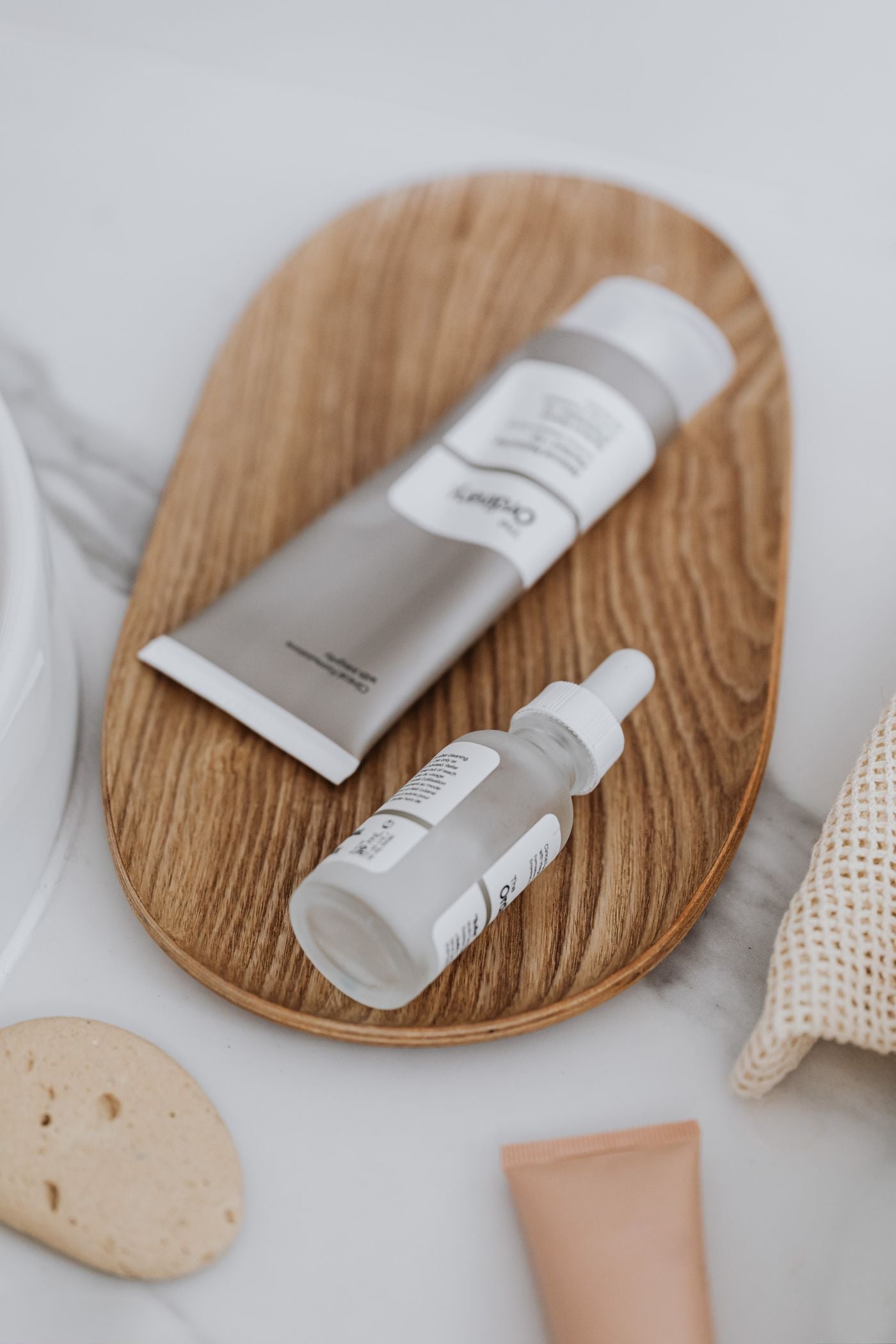Clean Beauty Produkte auf Holztablett